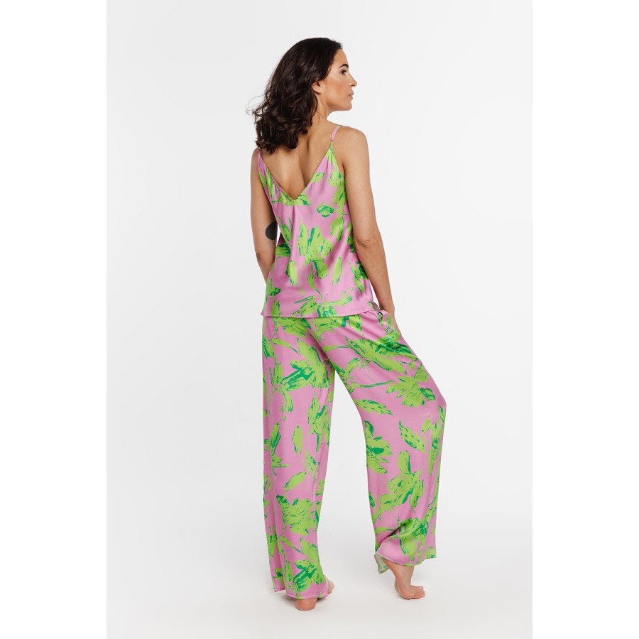 Detalle del estampado floral en viscosa del pijama